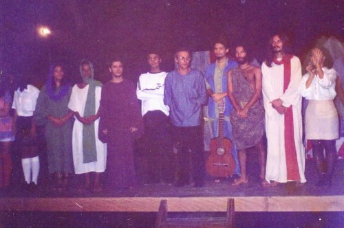 Final da apresentação da peça de minha autoria "A voz que clama no deserto". Eu, com o violão, era o "cantador". 2000. Teatro Municipal de Itaboraí.