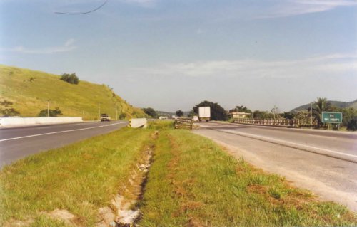Tanguá é cortada pela BR-101. A ponte na foto é próxima ao limite com Itaboraí.