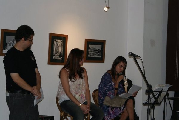 Evento que reuniu poetas e músicos na Casa de Cultura Heloísa Alberto Torres (Itaboraí-RJ); na foto, William Mendonça, Marlei Dutra e Aline Matias