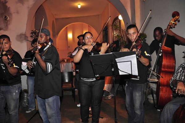 O evento teve a participação da Orquestra de Cordas da Grota, um projeto social que ensina música a jovens carentes.