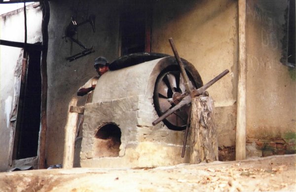 Um antigo moinho de farinha, no bairro de Tomascar, em foto do início dos anos 90, de Marlus Suhet.
