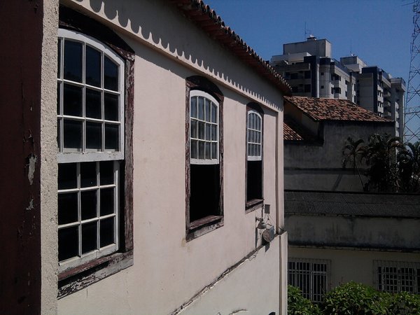 Vista das janelas do pavimento superior da Casa de Cultura Heloísa Alberto Torres, construção que data do início do século 18. Ao fundo, um dos prédios modernos da cidade.