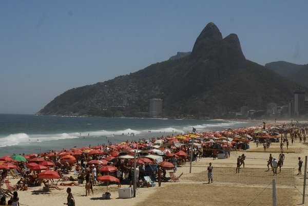 Um dos principais atrativos do Rio são suas praias, lotadas no verão e nos 270 dias de sol por ano. Foto: Agência Brasil.