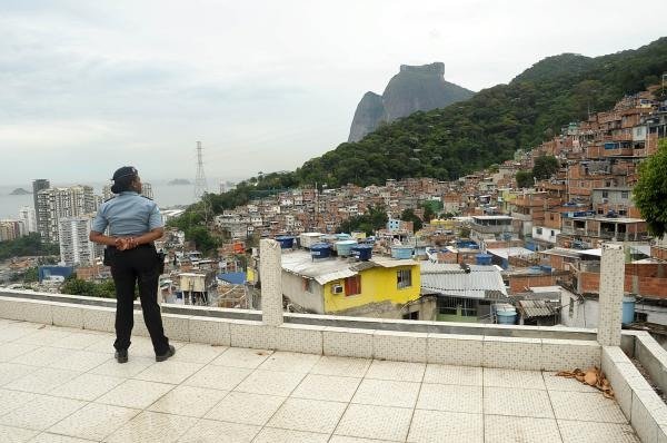 Vista de uma comunidade (ao fundo, a Pedra da Gávea), que já recebeu sua Unidade de Polícia Pacificadora (UPP), política de segurança implementada nos últimos 3 anos.