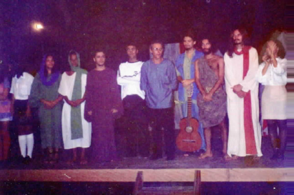 Final da peça "A Voz que Clama no Deserto", em sua primeira montagem, no Teatro Municipal de Itaboraí.