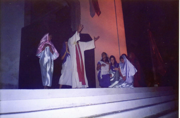 Cena de "A Voz que Clama no Deserto", de 1999, na apresentação na escadaria da Igreja de São João, em Itaboraí.