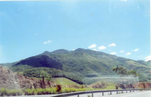Quase saindo de Tanguá, uma visão da Serra do Sambê, no limite com a cidade vizinha, Rio Bonito.