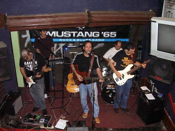 A banda Mustang 65, ainda com sua formação antiga. Em 2011 houve uma reformulação e ficaram Caio Mattos (guitarra, vocal) e Ricardo Mann (teclados)
