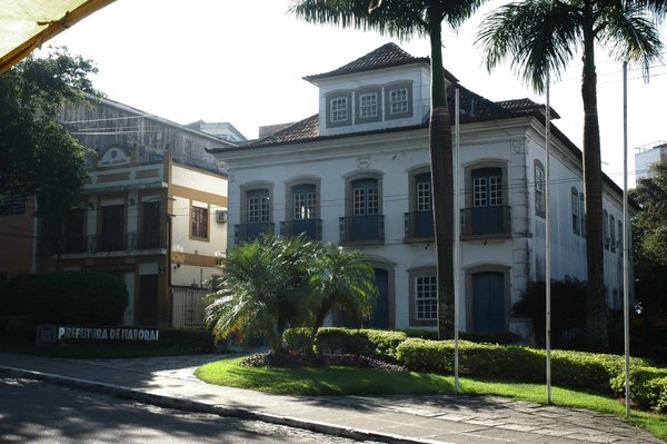 Atualmente sede da Prefeitura, o palacete do Visconde de Itaboraí fica também na Praça Marechal Floriano Peixoto.