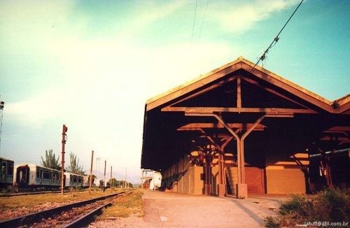 Antiga estação de trem de Visconde de Itaboraí, que hoje está desativada. A linha 3 do Metrô do Rio pode vir a utilizar novamente os trilhos que passavam por aquela localidade.